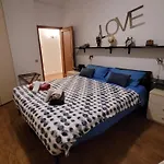 Firenze Home Away - Pape\'S Cozy Apartment, Near Airport - 14 Min From City Center-10 Minutes Walk From The Baker Hughes