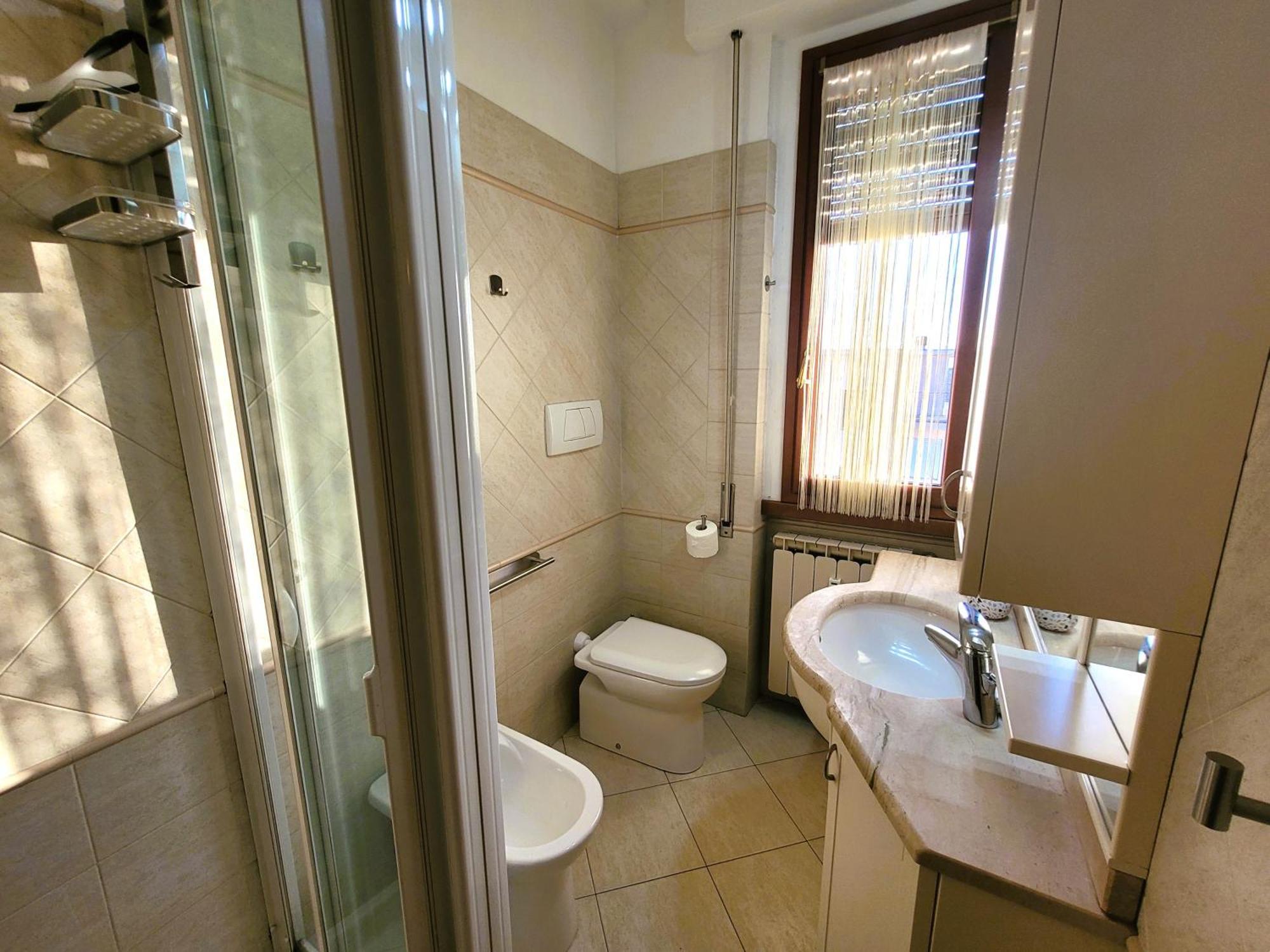 Firenze Away - Pape's Cozy Apartment, Near Airport - 14 Min From Center-10 Minutes Walk From The Baker Hughes *