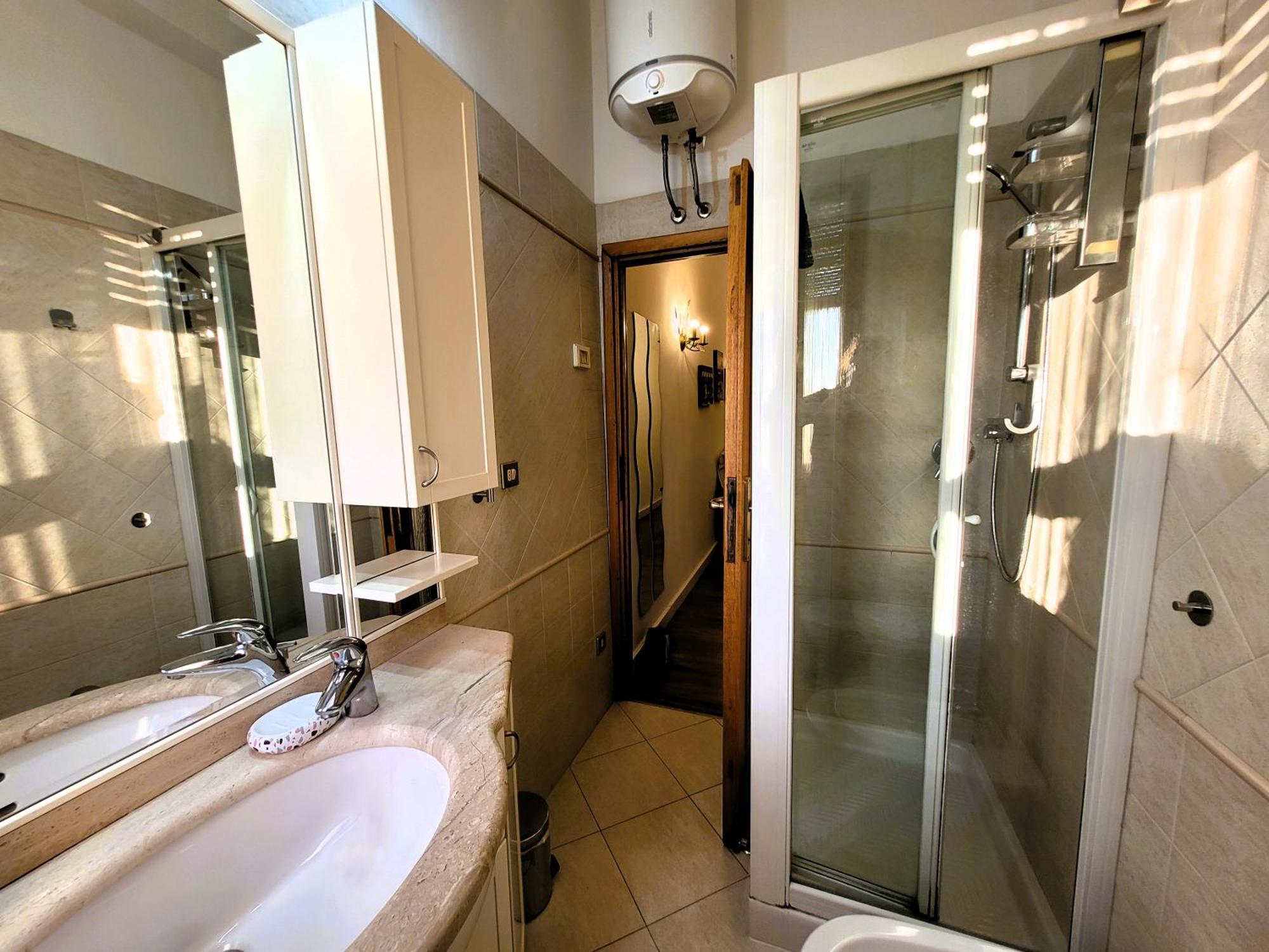 Firenze Away - Pape's Cozy Apartment, Near Airport - 14 Min From Center-10 Minutes Walk From The Baker Hughes