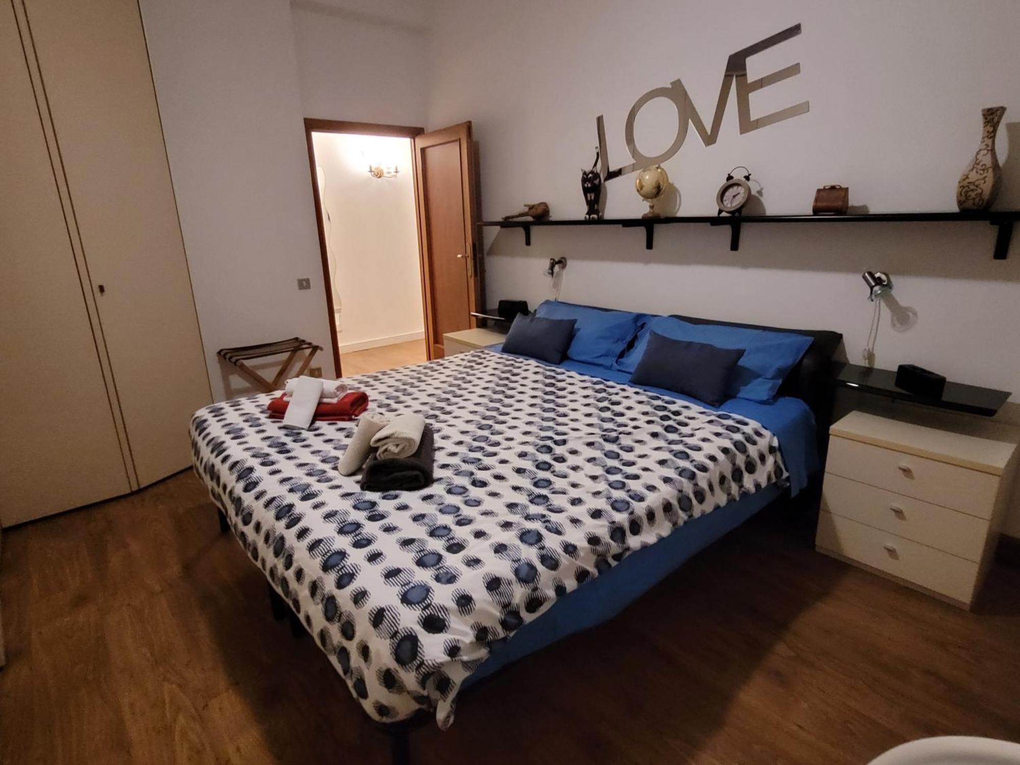 Firenze Away - Pape's Cozy Apartment, Near Airport - 14 Min From Center-10 Minutes Walk From The Baker Hughes *